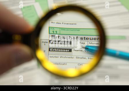DATA DI REGISTRAZIONE NON INDICATA Vordrucke zur Erbschaftssteuererklärung liegen auf einem Schreibtisch. Simbolo/simbolo foto. Schnelsen Hamburg *** moduli di dichiarazione dei redditi ereditari posti su una scrivania immagine del simbolo foto del simbolo Schnelsen Hamburg Foto Stock