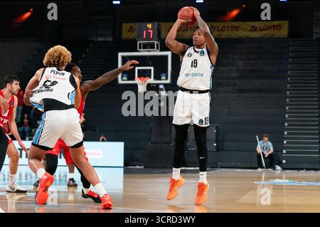 Amburgo, Germania. 30 settembre 2025. Justin Edler Davis (Veolia Towers Hamburg, #19) Beim Wurf, GER, Veolia Towers Hamburg vs Hapoel Bank Yahav Jerusalem, Basketball, Eurocup, Spieltag 1, Saison 2025/2026, 30.09.2025 foto: Eibner-Pressefoto/Max Vincen credito: dpa/Alamy Live News Foto Stock