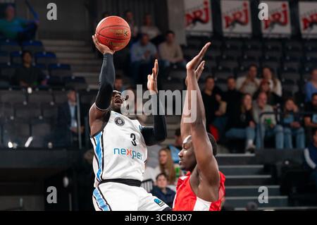 Amburgo, Germania. 30 settembre 2025. Osaro Rich (Veolia Towers Hamburg, #03) Beim Korbleger, GER, Veolia Towers Hamburg vs Hapoel Bank Yahav Jerusalem, Basketball, Eurocup, Spieltag 1, Saison 2025/2026, 30.09.2025 foto: Eibner-Pressefoto/Max Vincen credito: dpa/Alamy Live News Foto Stock