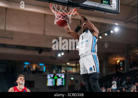 Amburgo, Germania. 30 settembre 2025. Carlos Stewart (Veolia Towers Hamburg, #01) Beim Dunk, GER, Veolia Towers Hamburg vs Hapoel Bank Yahav Jerusalem, Basketball, Eurocup, Spieltag 1, Saison 2025/2026, 30.09.2025 foto: Eibner-Pressefoto/Max Vincen credito: dpa/Alamy Live News Foto Stock
