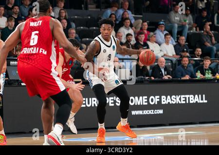 Amburgo, Germania. 30 settembre 2025. Justin Edler Davis (Veolia Towers Hamburg, #19) im Dribbling, GER, Veolia Towers Hamburg vs Hapoel Bank Yahav Jerusalem, Basketball, Eurocup, Spieltag 1, Saison 2025/2026, 30.09.2025 foto: Eibner-Pressefoto/Max Vincen credito: dpa/Alamy Live News Foto Stock
