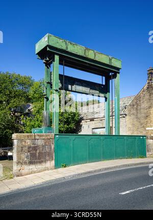 Regno Unito, West Yorkshire, Todmorden, Rochdale Road Bridge e Guillotine Lock Gate. Foto Stock
