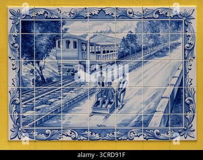 Tradizionale azulejo portoghese che raffigura una scena con un tram e due figure su una slitta su una piastrella decorata a Madeira Foto Stock