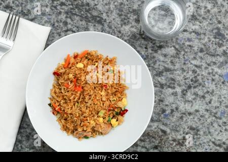 Riso fritto di pollo preparato nel White Bowl Foto Stock
