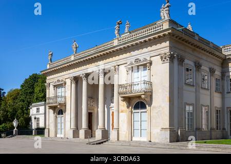 Il Palazzo sull'isola (in polacco: Palac Na Wyspie) nel Parco reale delle terme di Varsavia, l'edificio del Palazzo delle terme classiche con colonne corinzie e balaustra Foto Stock