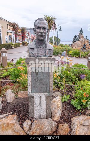 Monterey, CA, USA - 24 settembre 2025: Un busto in bronzo dell'autore John Steinbeck si trova in Steinbeck Plaza a Cannery Row a Monterey, CA. Foto Stock