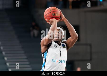 Amburgo, Germania. 30 settembre 2025. Carlos Stewart (Veolia Towers Hamburg, #01) Beim Freiwurf, GER, Veolia Towers Hamburg vs Hapoel Bank Yahav Jerusalem, pallacanestro, Eurocup, Spieltag 1, Saison 2025/2026, 30.09.2025 foto: Eibner-Pressefoto/Max Vincen credito: dpa/Alamy Live News Foto Stock