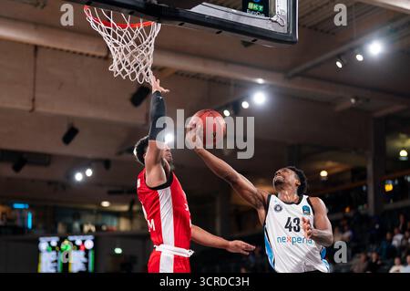 Amburgo, Germania. 30 settembre 2025. Eric Reed Jr. (Veolia Towers Hamburg, #43) beim Korbleger, GER, Veolia Towers Hamburg vs Hapoel Bank Yahav Gerusalemme, Basketball, Eurocup, Spieltag 1, Saison 2025/2026, 30.09.2025 foto: Eibner-Pressefoto/Max Vincen credito: dpa/Alamy Live News Foto Stock