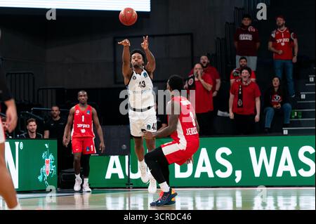 Amburgo, Germania. 30 settembre 2025. Eric Reed Jr. (Veolia Towers Hamburg, #43) Beim Wurf, GER, Veolia Towers Hamburg vs Hapoel Bank Yahav Gerusalemme, Basketball, Eurocup, Spieltag 1, Saison 2025/2026, 30.09.2025 foto: Eibner-Pressefoto/Max Vincen credito: dpa/Alamy Live News Foto Stock