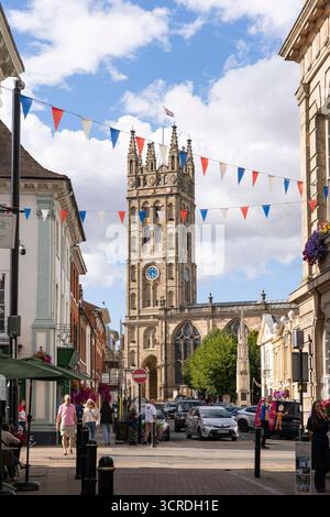 Torre e navata della chiesa di St Mary, un punto di riferimento storico, attrazione turistica e vivace chiesa parrocchiale situata nell'antica città di Warwick, Regno Unito Foto Stock