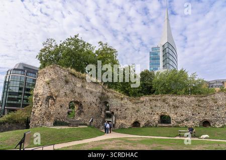 Vecchio e nuovo - monumento di prima classe e in programma rovine dell'abbazia di Reading, qui il dormitorio del monaco, e dietro l'architettura moderna del Blade, Regno Unito Foto Stock