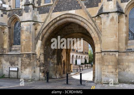 L'Abbey Gateway che si affaccia su Abbey Street è una parte sostanziale dell'abbazia medievale di Reading fondata da re Enrico I. Inghilterra Foto Stock