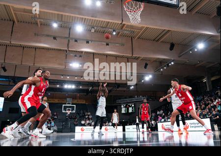 Amburgo, Germania. 30 settembre 2025. Carlos Stewart (Veolia Towers Hamburg, #01) Beim Freiwurf, GER, Veolia Towers Hamburg vs Hapoel Bank Yahav Jerusalem, pallacanestro, Eurocup, Spieltag 1, Saison 2025/2026, 30.09.2025 foto: Eibner-Pressefoto/Max Vincen credito: dpa/Alamy Live News Foto Stock