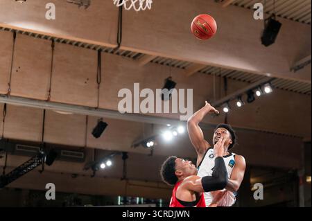 Amburgo, Germania. 30 settembre 2025. Eric Reed Jr. (Veolia Towers Hamburg, #43) Beim Wurf, GER, Veolia Towers Hamburg vs Hapoel Bank Yahav Gerusalemme, Basketball, Eurocup, Spieltag 1, Saison 2025/2026, 30.09.2025 foto: Eibner-Pressefoto/Max Vincen credito: dpa/Alamy Live News Foto Stock