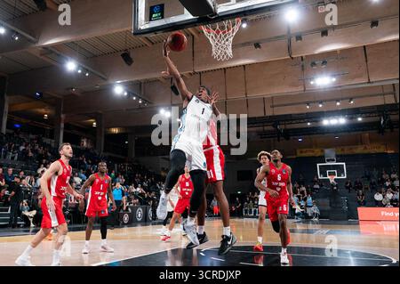Amburgo, Germania. 30 settembre 2025. Carlos Stewart (Veolia Towers Hamburg, #01) beim Korbleger, GER, Veolia Towers Hamburg vs Hapoel Bank Yahav Jerusalem, pallacanestro, Eurocup, Spieltag 1, Saison 2025/2026, 30.09.2025 foto: Eibner-Pressefoto/Max Vincen credito: dpa/Alamy Live News Foto Stock