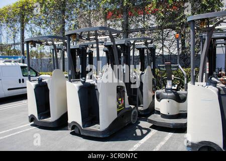 Los Angeles, California, Stati Uniti - 07-22-2020: Vista di diversi carrelli elevatori Crown parcheggiati nell'area di carico posteriore di un magazzino locale. Foto Stock