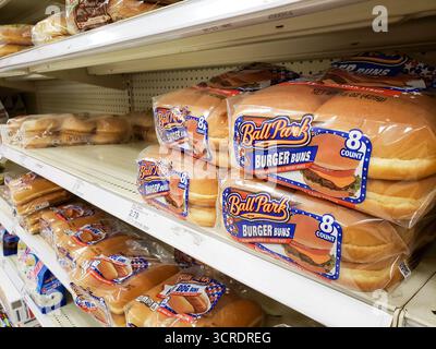 Los Angeles, California, Stati Uniti - 07-22-2020: Una vista di diversi pacchetti di hamburger di marca Ball Park e panini hot dog, presso il negozio. Foto Stock