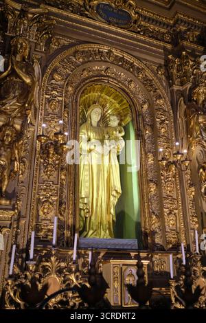 Statua della Madonna d'oro in un'alcova. Presso la Cattedrale di San Giovanni Battista, sede della Sindone di Gesù Cristo di Torino. A Torino, Torino, Italia. Foto Stock