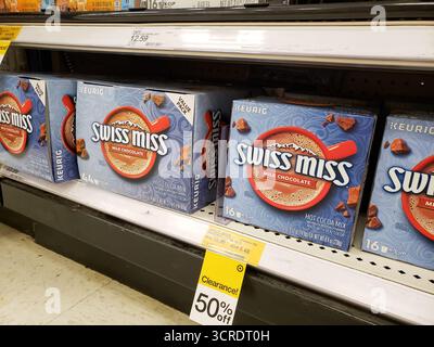 Los Angeles, California, Stati Uniti - 07-22-2020: Una vista di diversi pacchetti di mix svizzero di cioccolata calda Miss Keurig, presso il negozio. Foto Stock