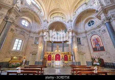 Vista su corridoio, navata, altare. Interno della chiesa greca di San Michele Arcangelo. A Torino, Torino, Italia. Foto Stock