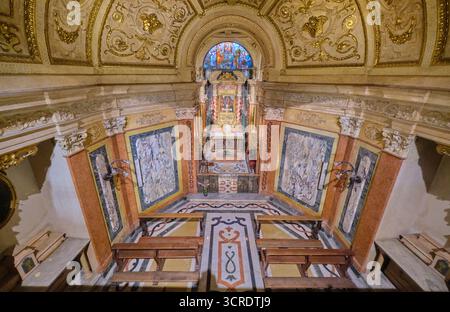 Veduta dell'altare laterale inferiore della Beata Vergine Maria. Presso la chiesa barocca, Santuario di nostra Signora della consolazione. A Torino, Torino, Italia. Foto Stock