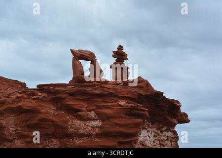 Cairn in arenaria rossa sulla scogliera costiera Foto Stock