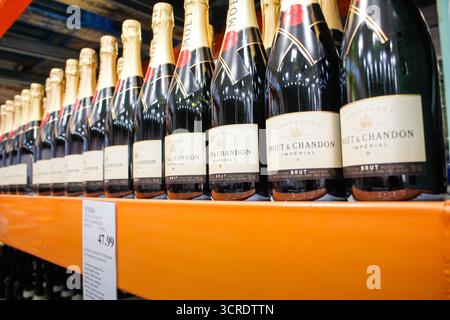 Los Angeles, California, Stati Uniti - 08-09-2019: Una vista di diverse bottiglie di champagne Moet e Chandon, presso il negozio. Foto Stock