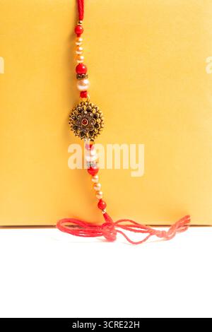 Un primo piano di un bellissimo rakhi con cordialità e vivaci fili, che simboleggiano le tradizioni e la fratellanza indiane. Foto Stock