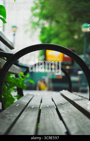 Urban Park Bench a New York City con ingresso della metropolitana sullo sfondo Foto Stock