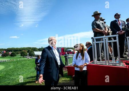 Il presidente Donald J. Trump sorride insieme a sua nipote Kai Madison Trump mentre partecipa al giorno di apertura della Ryder Cup 2025 al Bethpage Black Golf Course di Farmingdale, New York. 26 settembre 2025. Per gentile concessione della Casa Bianca. Foto Stock