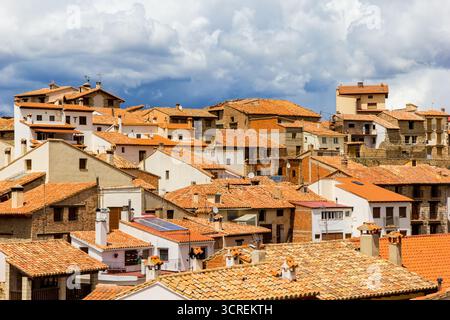Tetti piastrellati nel centro storico di Mora de Rubielos, Spagna Foto Stock