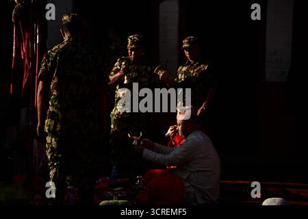 Kathmandu, Nepal. Ottobre 2025. I sacerdoti indù cantano mantra, offrono fiori e eseguono rituali mentre adorano una capra prima del suo sacrificio durante Maha Nawami, il nono giorno del festival Dashain, in Piazza Durbar di Kathmandu. I rituali onorano la dea Durga e simboleggiano il trionfo del bene sul male. Credito: Safal Prakash Shrestha/Alamy Live News Foto Stock