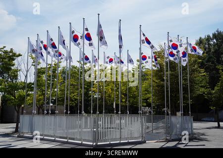 Decine di bandiere sudcoreane appese su un recinto metallico Foto Stock