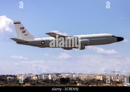 Boeing TC-135W Stratolifter (717-158) (Reg.: 62-4127) della US Air Force su un sorvolo sulla pista 31 alla partenza. Foto Stock