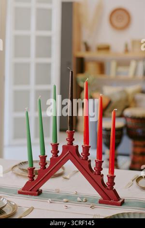 Portacandele Kinara con candele illuminate che celebrano la tradizione Kwanzaa Foto Stock