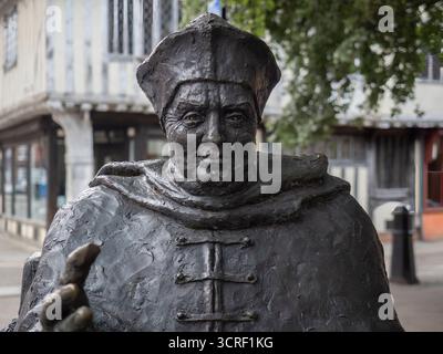 IPSWICH, SUFFOLK, Regno Unito - 11 AGOSTO 2018: Primo piano della statua del cardinale Thomas Wolsey (di David Annand) Foto Stock