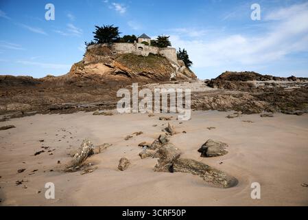 Fort du Guesclin, eine kleine Insel vor dem Strand, Plage du Guesclin bei ebbe, Bretagne, Frankreich Foto Stock
