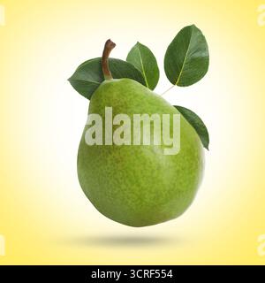 Pera verde fresca che vola in aria su sfondo giallo Foto Stock