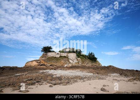 Fort du Guesclin, eine kleine Insel vor dem Strand, Plage du Guesclin bei ebbe, Bretagne, Frankreich Foto Stock