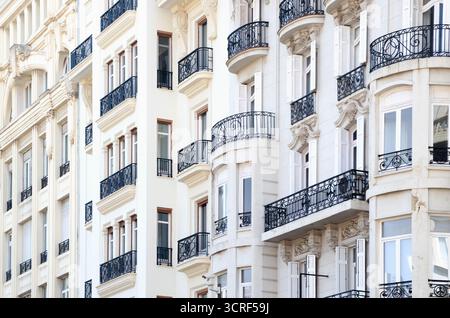 Valencia, Spagna. 26-8-2025. Dettaglio della facciata di un edificio nella Piazza del Municipio di Valencia Foto Stock
