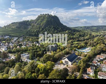 Vista aerea della città di Singen con la Scheffelhalle di recente costruzione, inaugurata nel 2025, dietro di essa l'Aachbad, piscina all'aperto, sulla sinistra il Mac A. Foto Stock