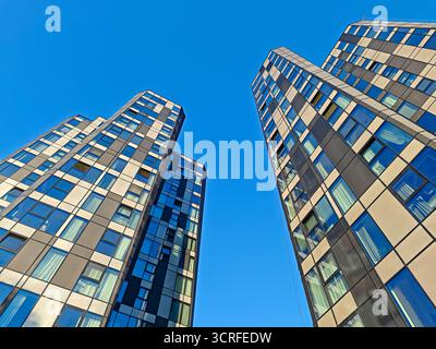 due torri moderne e alte, con uffici o residenziali e facciate a scacchi su un cielo azzurro. Foto di alta qualità Foto Stock