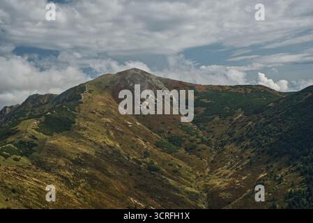 Maly Krivan e poche altre colline sullo sfondo della collina Stratenec nelle montagne di Mala Fatra in Slovacchia durante la fine dell'estate Foto Stock