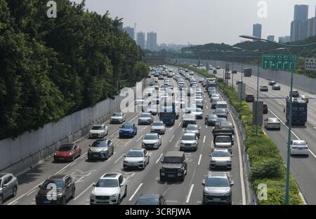 Pechino, provincia cinese del Guangdong. 1 ottobre 2025. I veicoli sono raffigurati sulla Ring Expressway a Guangzhou, nella provincia del Guangdong della Cina meridionale, il 1° ottobre 2025. La rete di trasporto del paese ha visto un picco di viaggi il primo giorno della festa nazionale. Crediti: Lu Hanxin/Xinhua/Alamy Live News Foto Stock