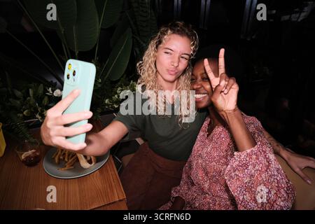 Amici che fanno selfie di notte, si divertono Foto Stock