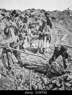 I soldati francesi liberano un cratere di nuova formazione dopo un'esplosione di una miniera nello Champagne durante la prima guerra mondiale, marzo 1916. Le truppe tedesche cadute, uccise in un fallito contrattacco, sono sepolte sul campo di battaglia mentre i compagni organizzano la posizione sotto il fuoco continuo. Questa immagine, pubblicata su le Miroir, illustra le tristi realtà della guerra di trincea e l'uso massiccio di esplosivi che hanno rimodellato il paesaggio del fronte occidentale durante la grande Guerra. Foto Stock