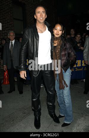 Nicholas Cage e la sua nuova moglie Alice Kim al 'Late Show with David Letterman' a New York City - 16 novembre 2004 Foto Stock
