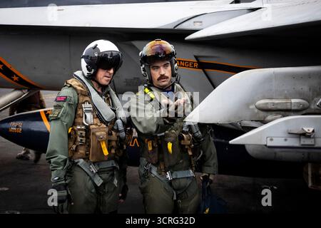 Gen. Sir Gwyn Jenkins, First Sea Lord e Chief of the Naval staff, Royal Navy, Left, e tenente cmdr. Chris Kapuschansky, assegnato allo Strike Fighter Squ Foto Stock