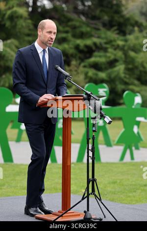 Il Principe di Galles parla al lancio del Global Humanitarian Memorial, il primo memoriale per gli operatori umanitari globali creato dall'artista britannico Michael Landy, al Gunnersbury Park di Londra. Data foto: Mercoledì 1 ottobre 2025. Foto Stock