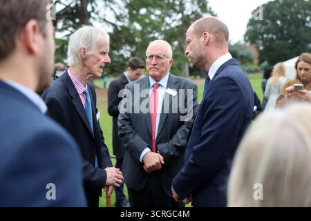 Il Principe di Galles parla con gli operatori umanitari al lancio del Global Humanitarian Memorial, il primo memoriale per gli operatori umanitari globali creato dall'artista britannico Michael Landy, al Gunnersbury Park di Londra. Data foto: Mercoledì 1 ottobre 2025. Foto Stock